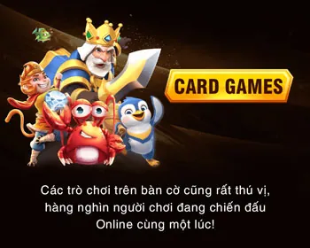 Người phụ nữ đang mỉm cười và chơi game bài một cách có trách nhiệm trên máy tính